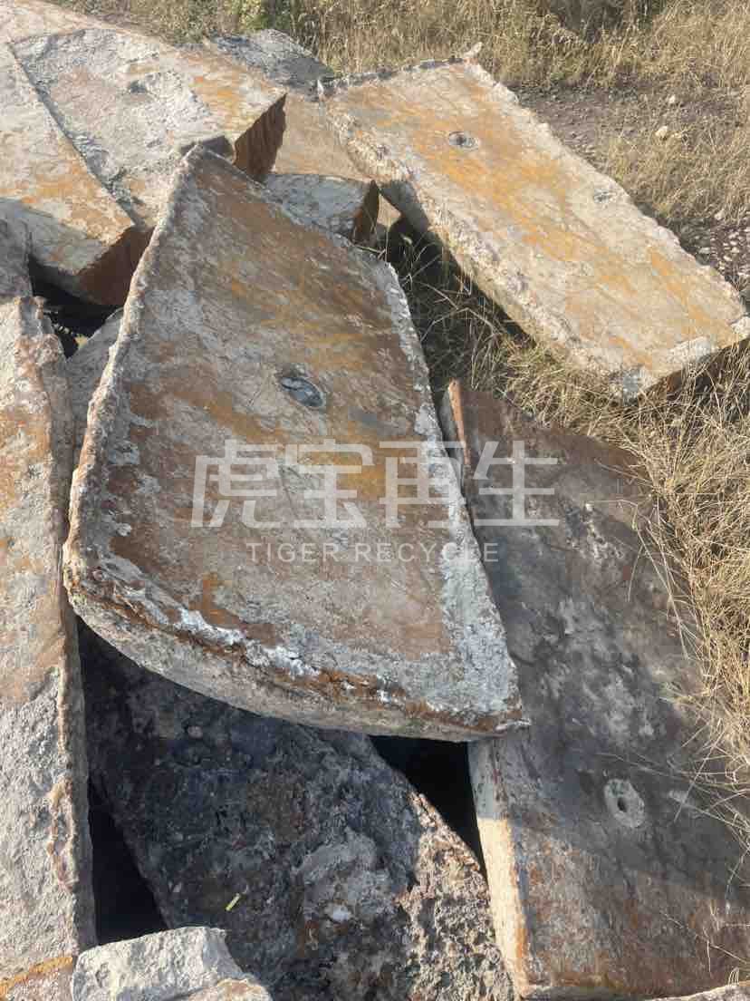 供应：锯口切割生铁大块、中转包冷钢板、铁水包铁流子