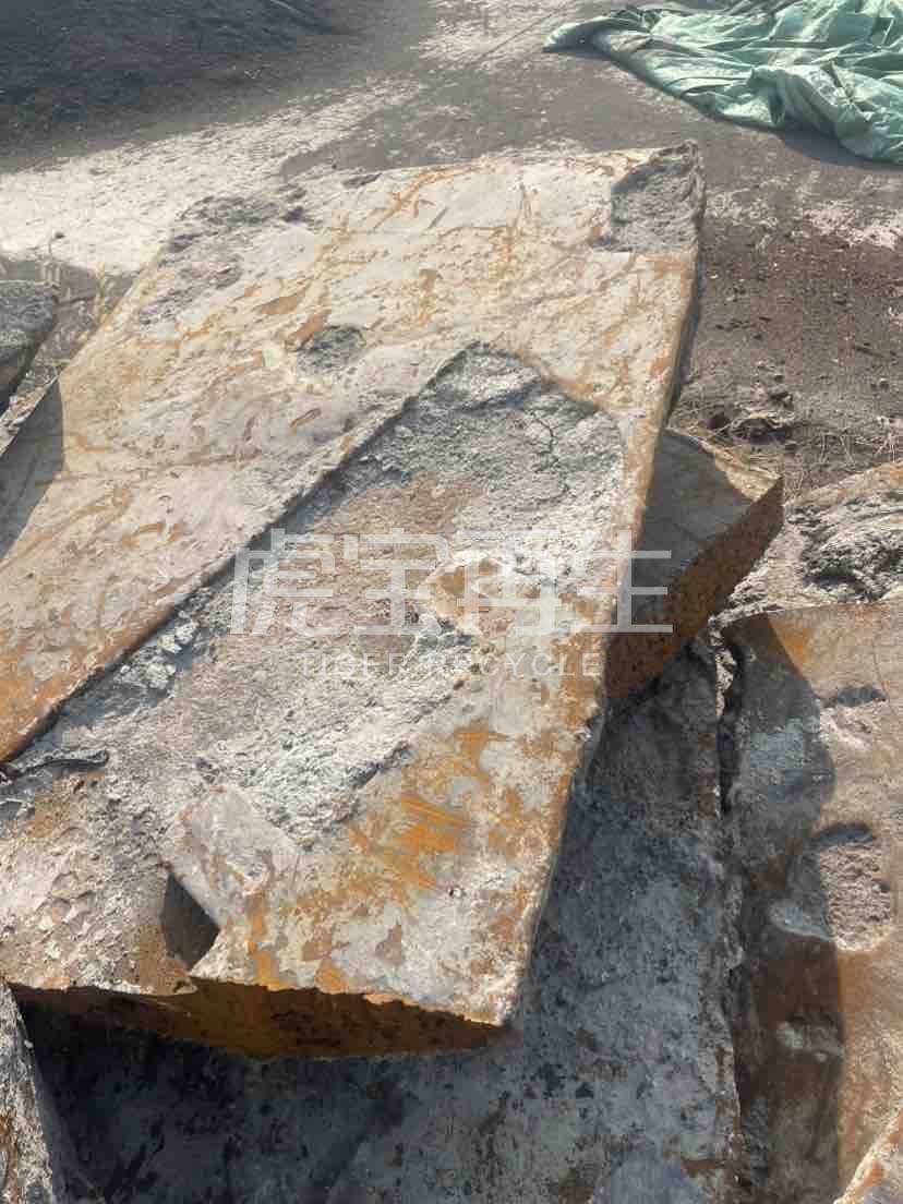 供应：锯口切割生铁大块、中转包冷钢板、铁水包铁流子