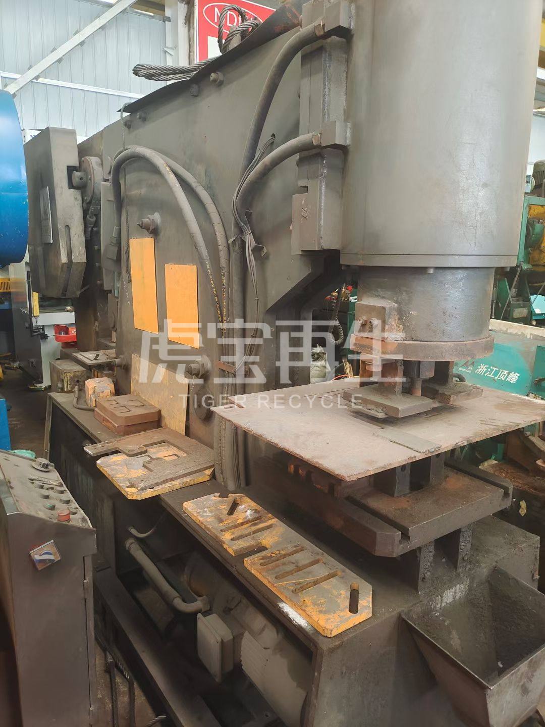 供应：液压联合冲剪机一台、数控炮塔铣两台