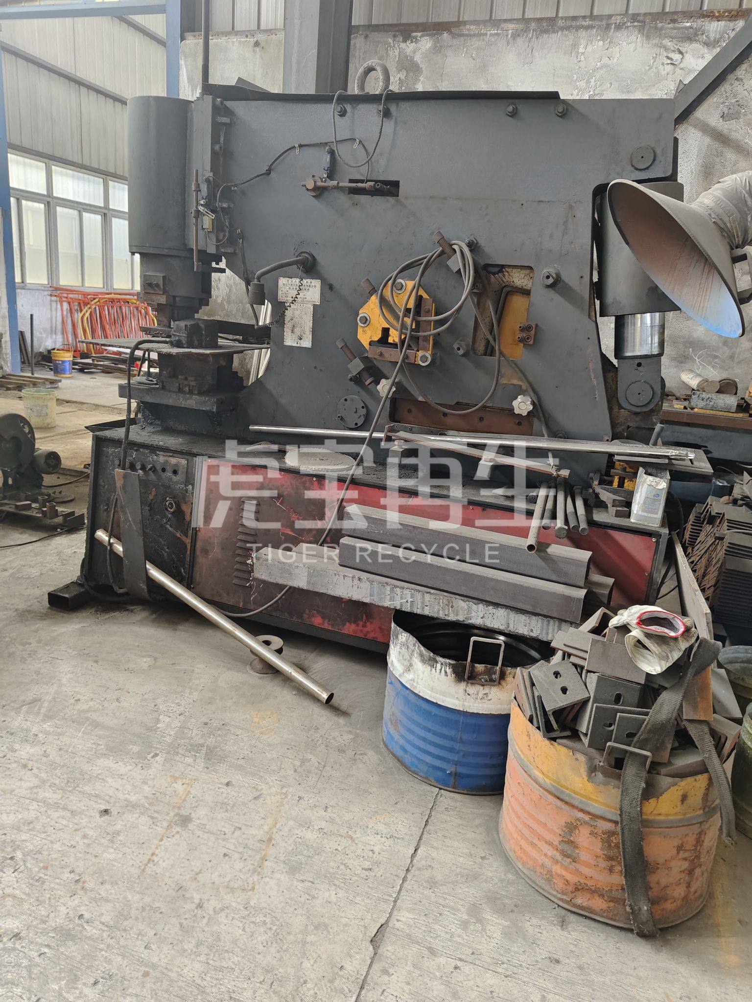 供应：液压联合冲剪机一台、数控炮塔铣两台