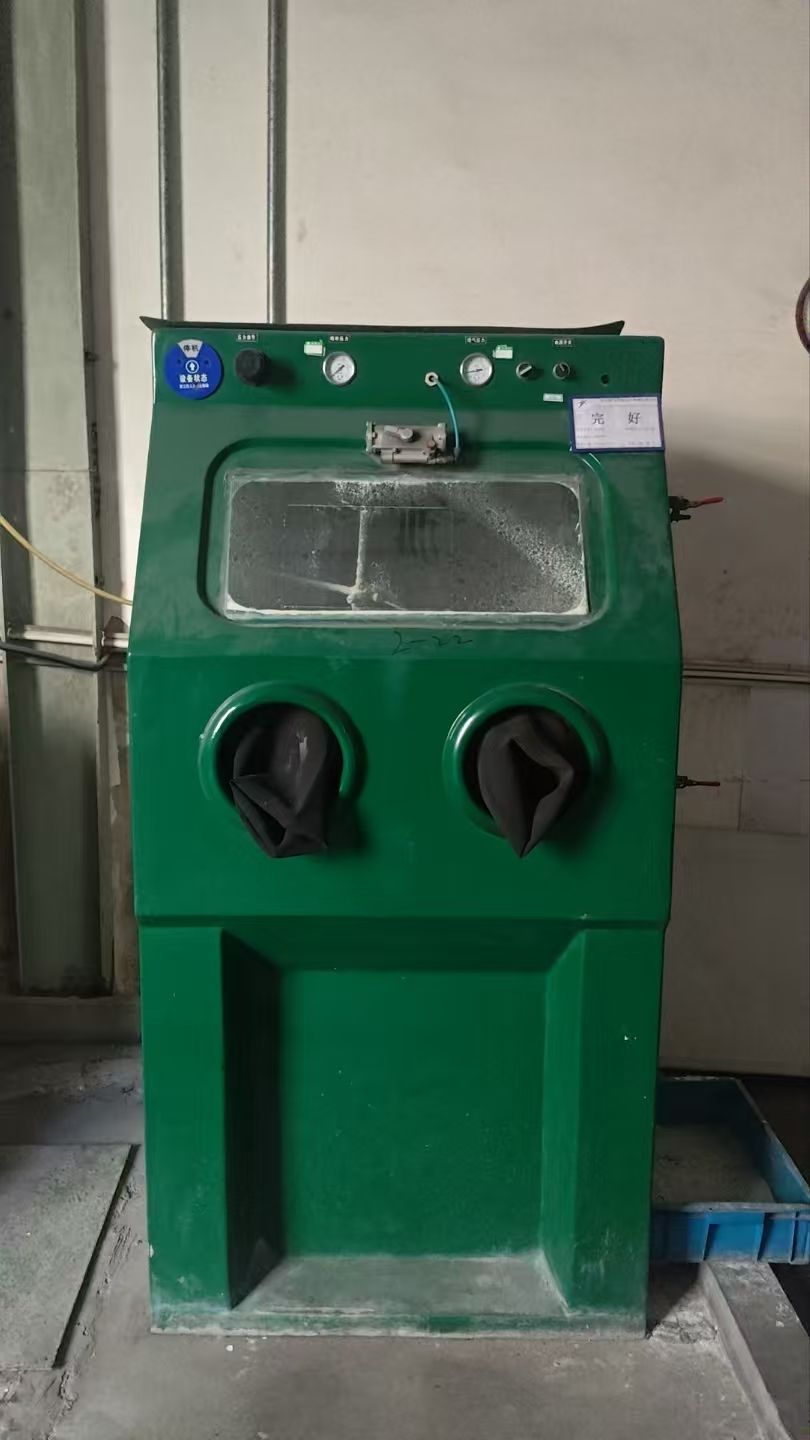 出售：喷砂机、除尘机、研磨机、压缩机各两台