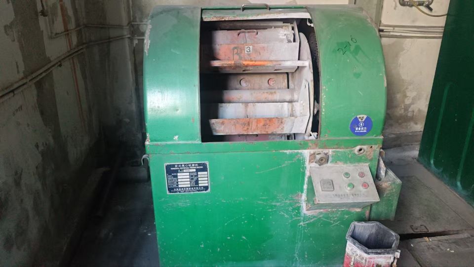 出售：喷砂机、除尘机、研磨机、压缩机各两台