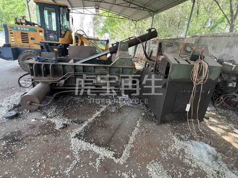 供应：华宏200吨金属液压打包机