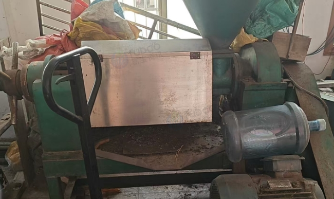 郴州地区工厂处理螺旋榨油机350、肠粉机一套、电动炒锅等