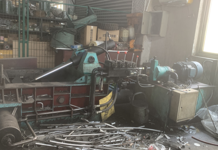 供应：2台旧电机、几台旧设备