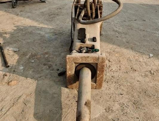 天津地区处理挖掘机1台、日本原装古河135破碎锤1台