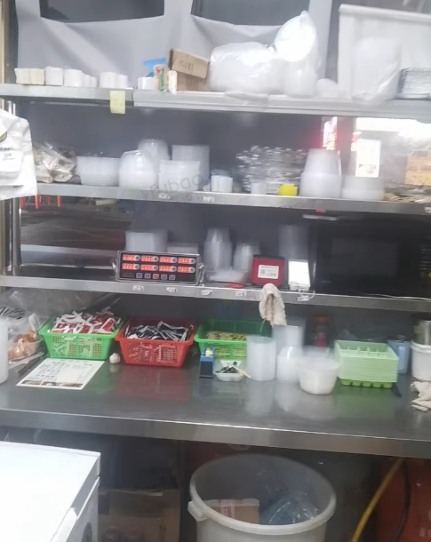 东莞地区处理饺子馆全套设备及桌凳冰箱等