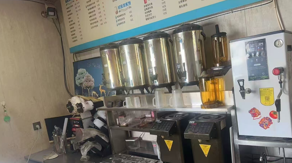 辽源地区店铺处理全套奶茶设备、操作台、制冰机、封口机、果糖机等