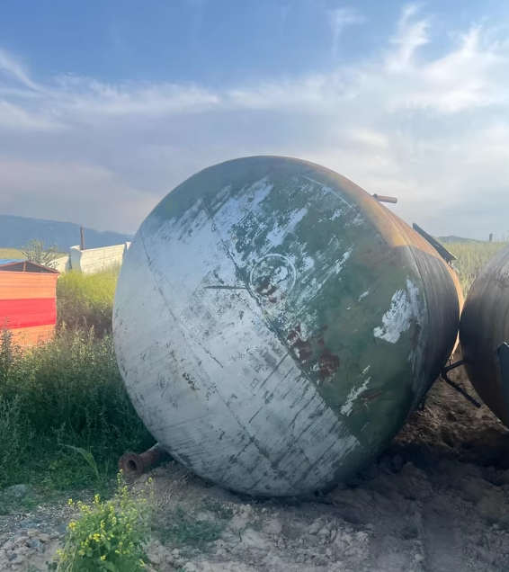 昌吉地区处理退役油罐 