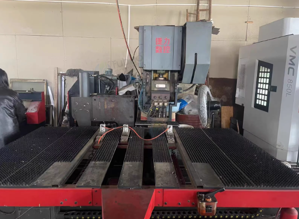 常州地区工厂处理数控冲床1台、数控折弯机1台