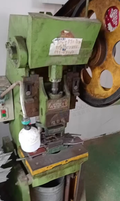 哈尔滨地区工厂处理16吨冲床 1台 6·3吨 1台