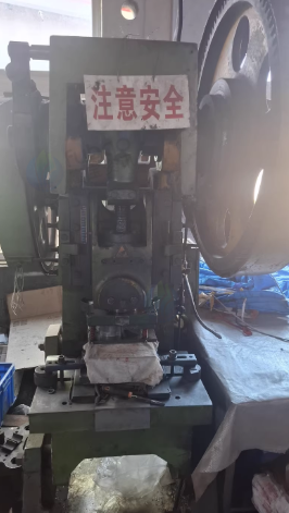 烟台地区工厂处理35吨冲床 马口铁防水盖注胶机