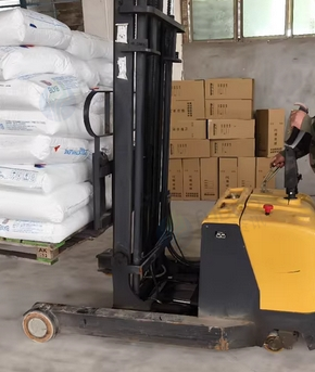 上海地区工厂处理一米缠绕膜生产设备、电动叉车