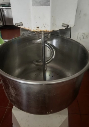 南宁地区食品厂处理三段擀面面包机、32盘旋转炉、枕式包装机等整套设备
