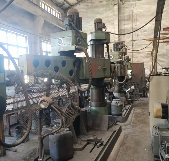 供应：一批机器设备