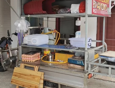 北海地区处理电动三轮摆摊车、保鲜展示柜、桌子、凳子等