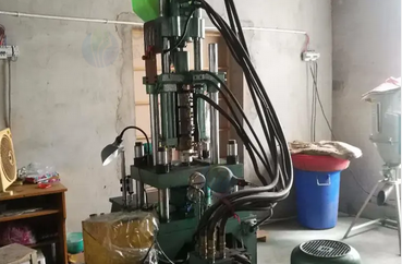 南通地区工厂处理丰铁FT200型立式注塑机