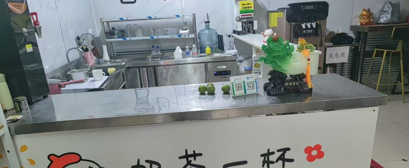 四平地区店铺处理冰淇淋机、不锈钢操作台、展示柜等奶茶店设备
