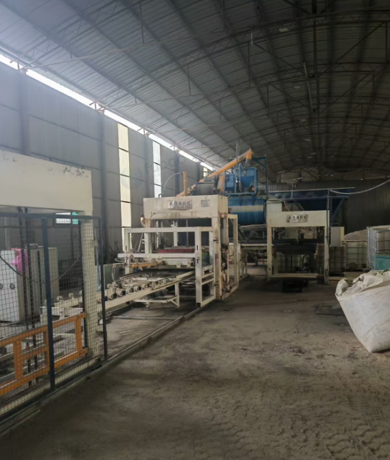 吕梁地区处理华通十型全自动砖机、50吨水泥仓、1200个托板、面料小搅拌机等