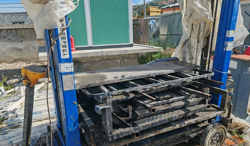 甘孜地区工厂处理电动前进后退组合式升级砌筑平台2台