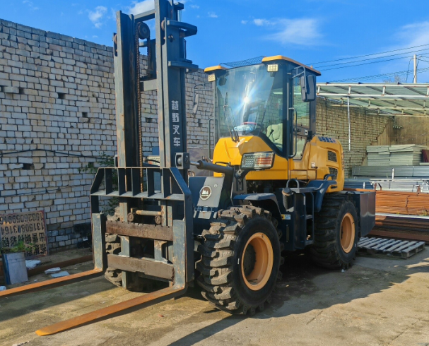 乌兰察布地区工厂处理5T越野叉车