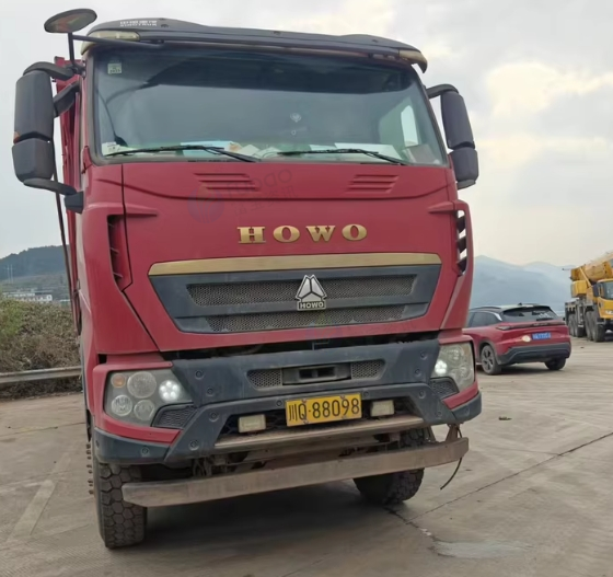 宜宾地区处理两辆豪沃三桥四桥自卸车