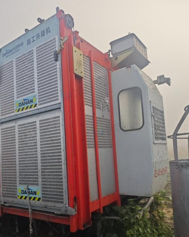 南阳地区处理自用施工电梯两台