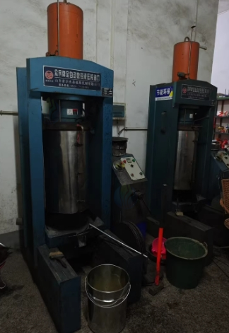 赣州地区处理温控组合榨油机 2台液压榨油机 滤油机 上料机 粉碎机 烧木材锅炉