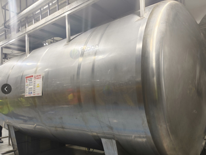 苏州地区工厂处理沐浴露生产设备一批、不锈钢水箱2个、集装箱3个