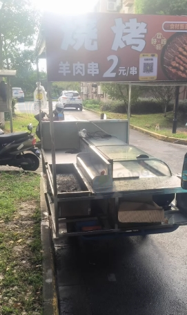 苏州地区处理烧烤三轮车、带1.5米冰箱和烧烤炉