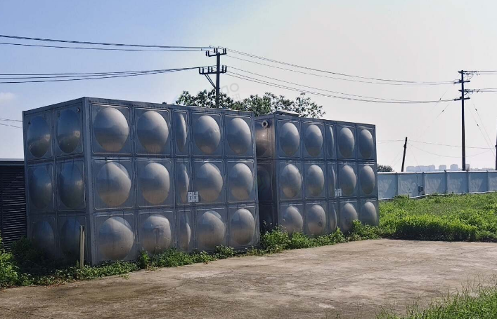 苏州地区工厂处理沐浴露生产设备一批、不锈钢水箱2个、集装箱3个
