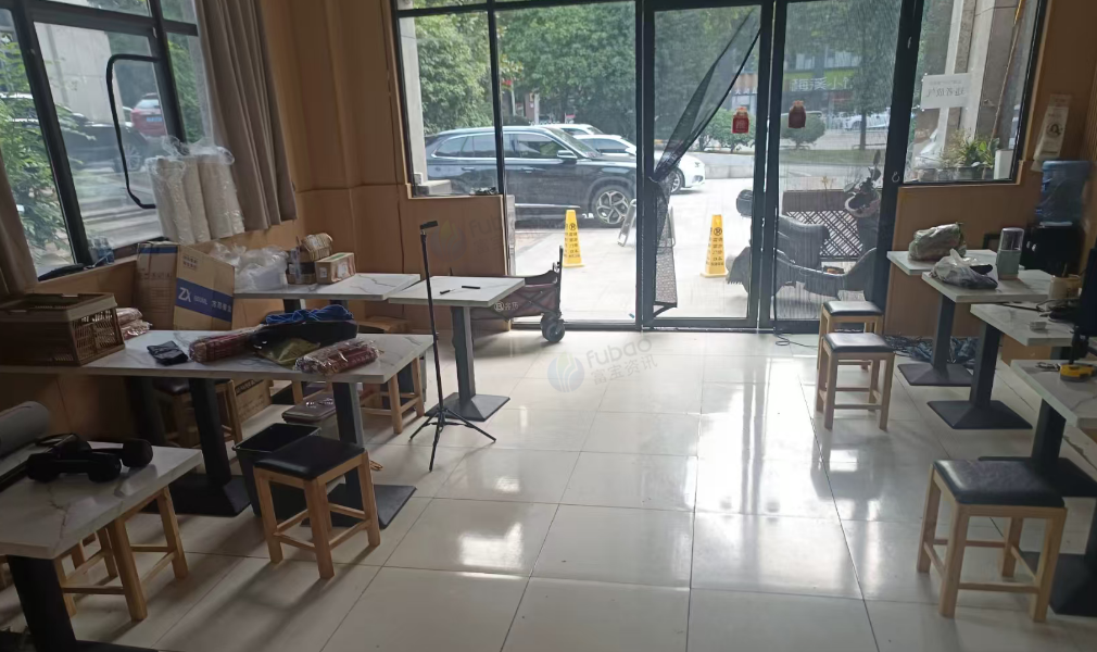 长沙地区店铺处理六眼电磁炉、油烟机、四门冰箱、双门操作台、冰箱等轻食店全套设备