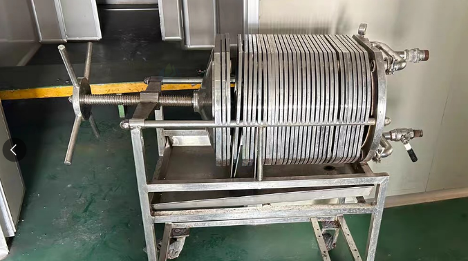 常州地区工厂处理500KVA配电柜全套、不锈钢压滤机、不锈钢反应釜2台