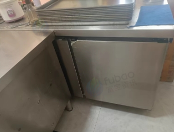 南宁地区处理3层商用烤箱 2台醒发箱 3台四开门冰箱 2台操作台冷藏冰箱 3个货架等设备