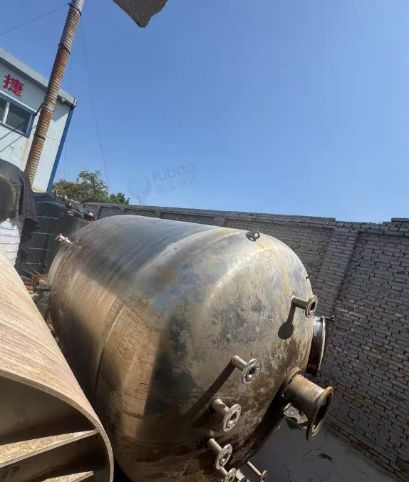 运城地区处理蒸汽发射器、10吨不锈钢反应釜两个、蒸汽发射器、传送设备、蓝皮桶