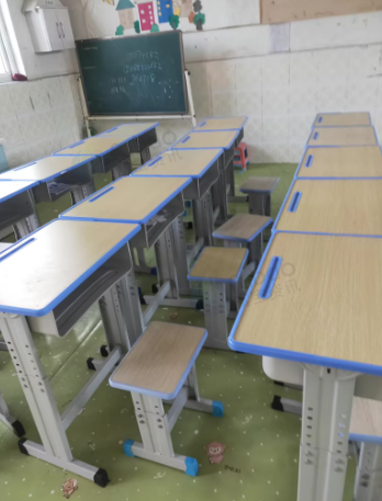 聊城地区处理1批辅导班用成套桌椅
