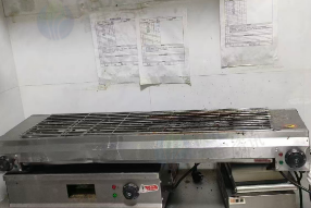 阿勒泰地区门店到期处理冷藏操作台两台、冷藏柜、消毒柜、储物柜、保洁柜、热水器等全套