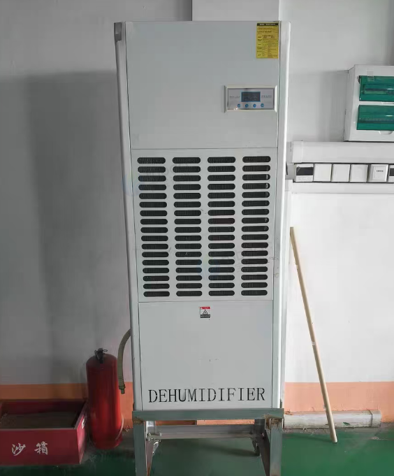 吉林地区处理美合森工业除湿机、商用不锈钢提升机、真空包装机、灌装机等一套