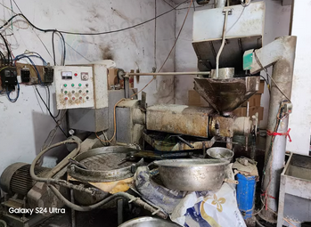 周口地区个人处理商用榨油机，剥壳机，炒料机