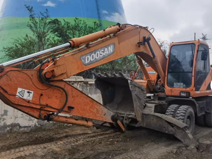 乌鲁木齐地区处理12年斗山210-7挖掘机