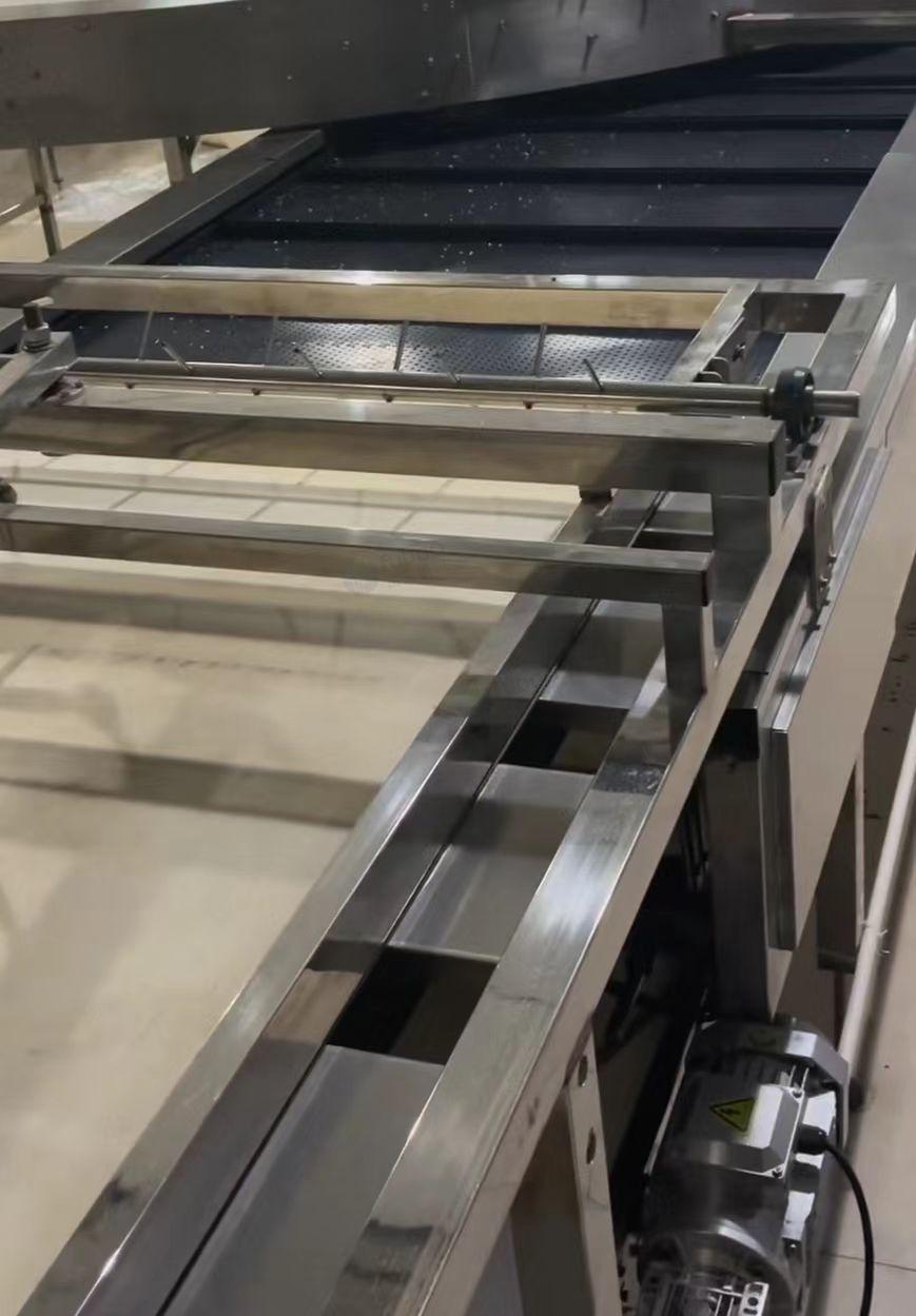 阜阳地区闲置处理膨化机2台、化糖锅、上糖机、成型机、小转弯机2台、收集输送带等小米酥生产线