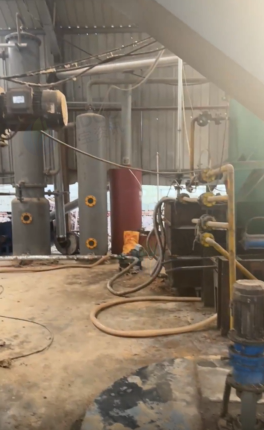 临沂地区个人处理2台5吨导热油炉膛一体负压动物油熬炼锅 冷凝器环保设备 负压真空机组 破碎机 毛油搅拌罐 2台颗粒燃烧机等