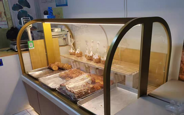 长春地区店铺处理蛋糕展示柜，中岛柜边岛柜，佳麦打蛋器、冷藏柜等设备