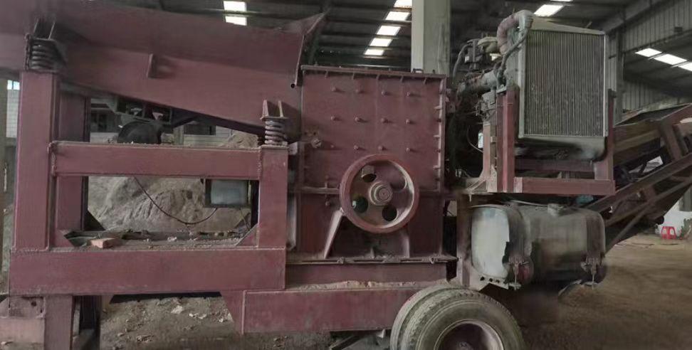 铜陵地区工地处理移动箱式破碎机、两台柴油发电机