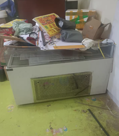 文昌地区处理闲置展示柜一台