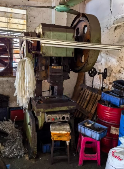 东莞地区工厂转型处理上海二段冲床25吨2台、40吨1台