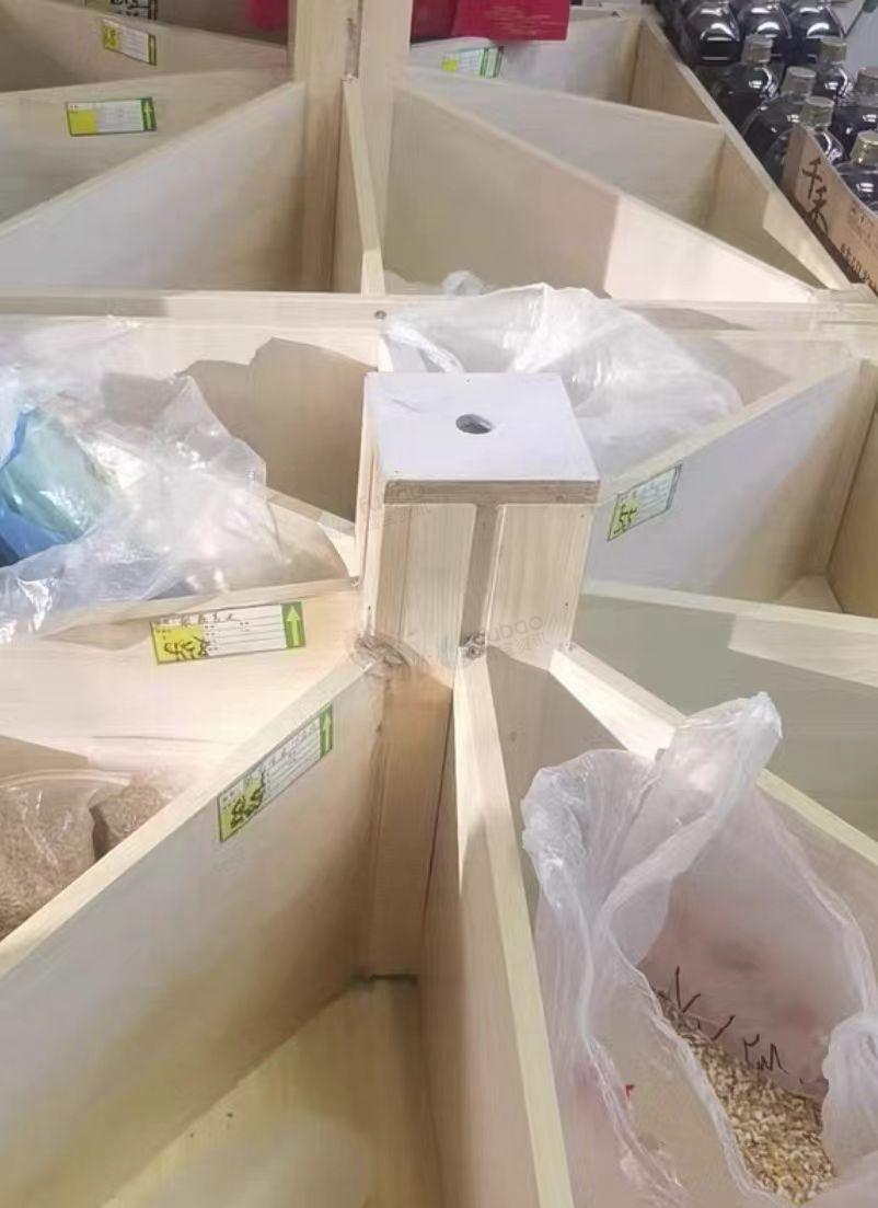 赤峰地区处理多分隔散粮柜、卧式冰柜4个