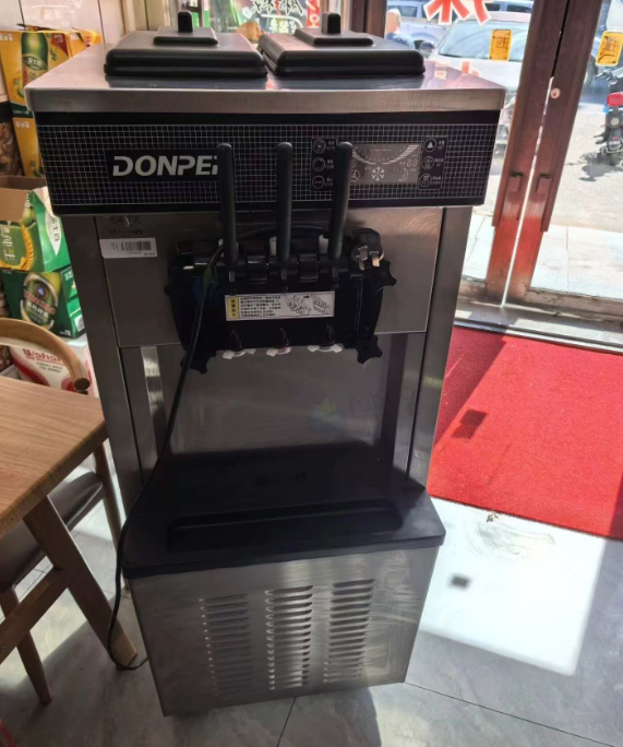 松原地区冷饮厅不干了处理东贝DF7218型号冰淇淋机器