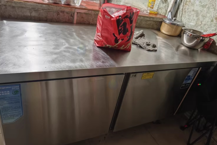 广元地区处理一批卤菜锅具、冰柜、操作台冷藏柜等