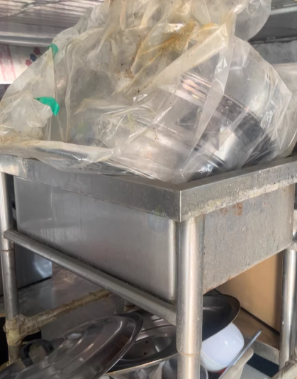 青岛地区处理3匹空调内外机、澳柯玛2米高冷藏展示柜、燃气灶、洗菜池、桌子椅子